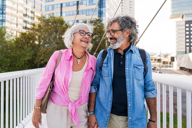 Un beau couple de seniors heureux qui se lient à l'extérieur.