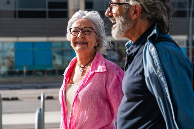 Un beau couple de seniors heureux qui se lient à l'extérieur.