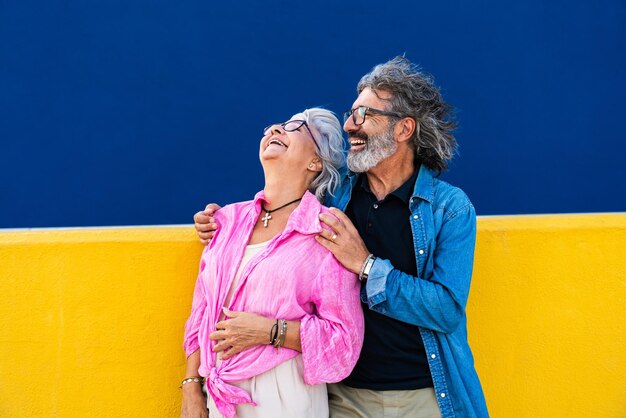 Un beau couple de seniors heureux qui se lient à l'extérieur.