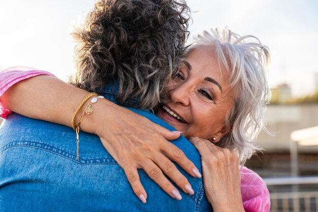 Un beau couple de seniors heureux qui se lient à l'extérieur.