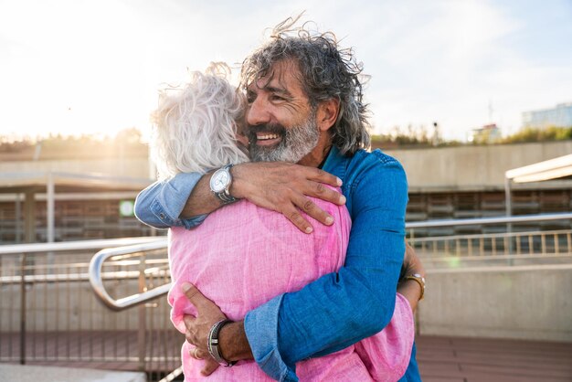 Un beau couple de seniors heureux qui se lient à l'extérieur.