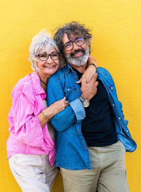 Un beau couple de seniors heureux qui se lient à l'extérieur.