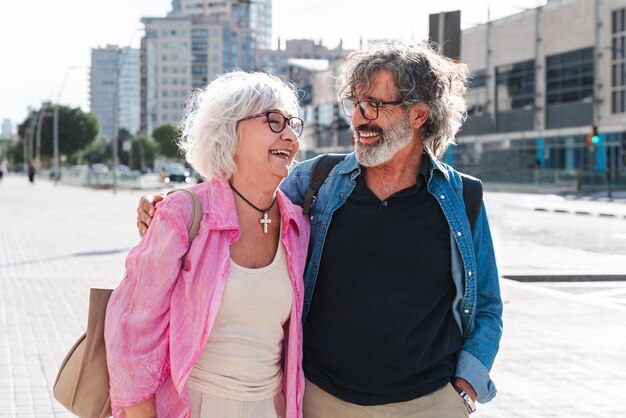 Un beau couple de seniors heureux qui se lient à l'extérieur.