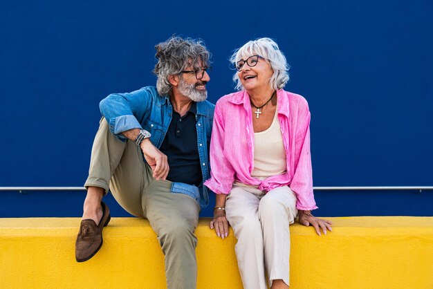 Un beau couple de seniors heureux qui se lient à l'extérieur.