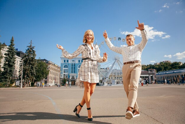 Beau couple souriant et posant près de la grande roue