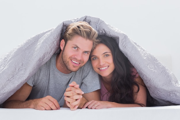 Beau couple sous la couette