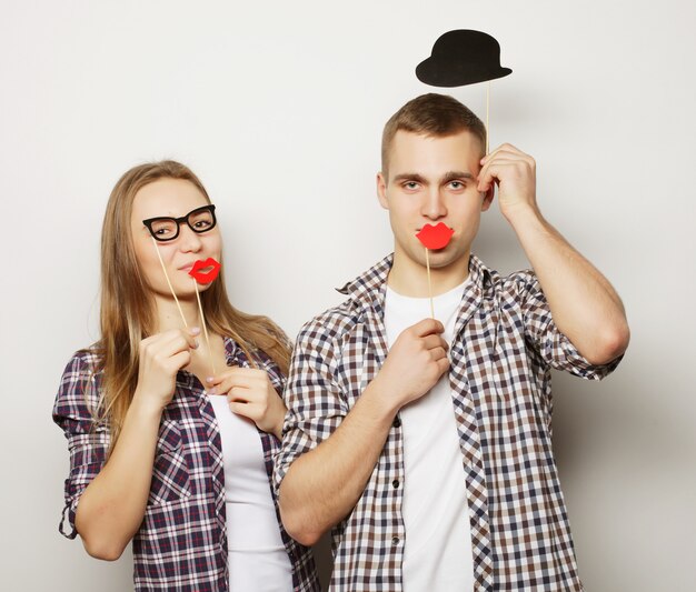 Beau couple tenant des lunettes de fête