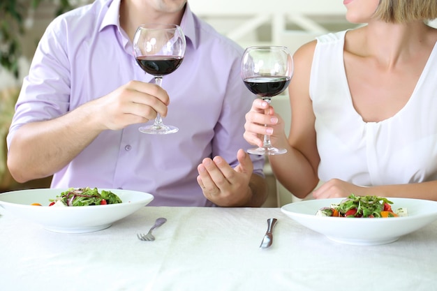 Beau couple en train de dîner romantique au restaurant