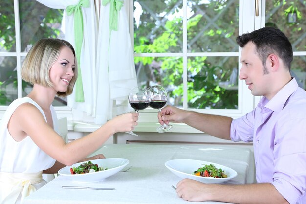 Beau couple en train de dîner romantique au restaurant