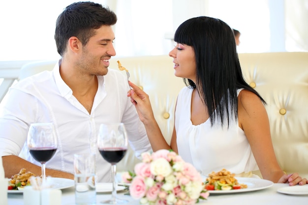 Beau couple en train de dîner romantique au restaurant