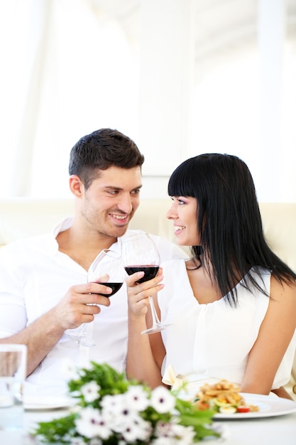 Beau couple en train de dîner romantique au restaurant