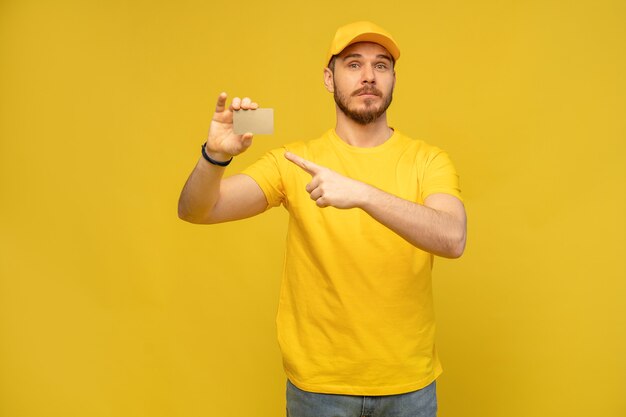 Beau courrier avec carte de visite sur mur jaune