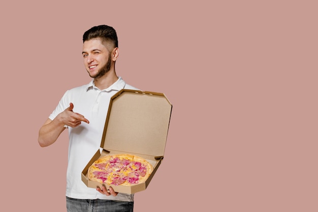 Beau courrier yound avec des points à la pizza