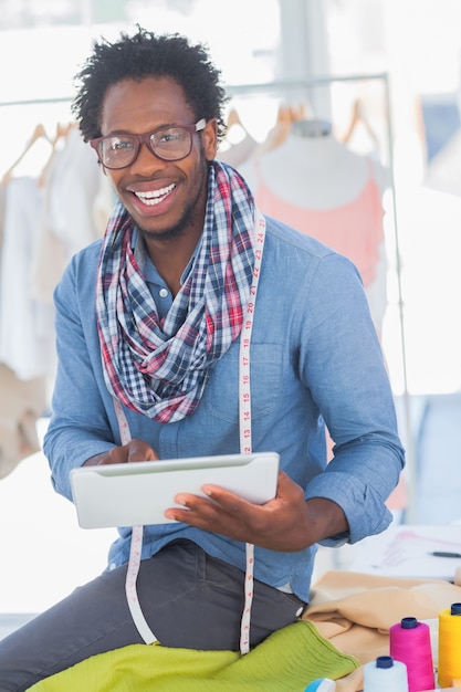 Photo beau créateur de mode à l'aide de tablette numérique