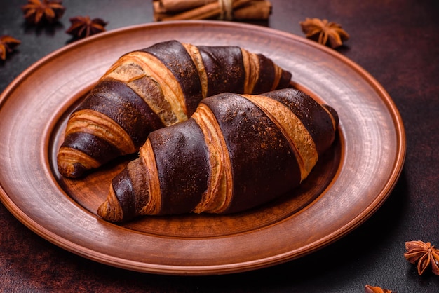 Beau croissant croustillant frais et savoureux sur fond de béton foncé Dessert pour un délicieux petit déjeuner nutritif