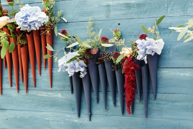 Beau décor au mariage Beaucoup de sacs en papier avec des couleurs affichées sur un beau mur en bois