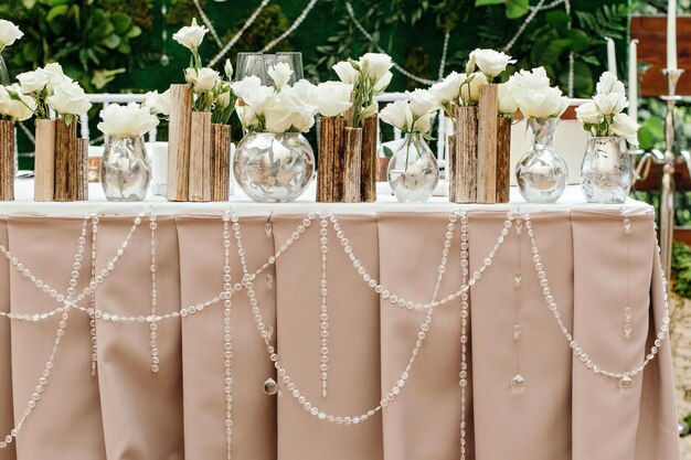 Beau décor au mariage Les fleurs sur le fond des planches