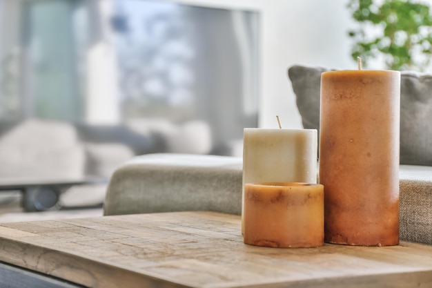 Beau décor à la maison sur la table dans un hébergement confortable