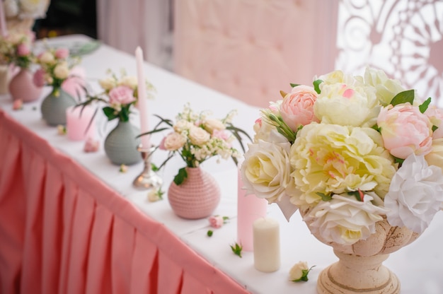 Beau décor pour une fête de mariage au restaurant