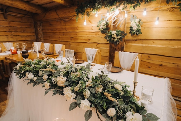 Beau décor de table avec décor floral pour la décoration de mariage de vacances