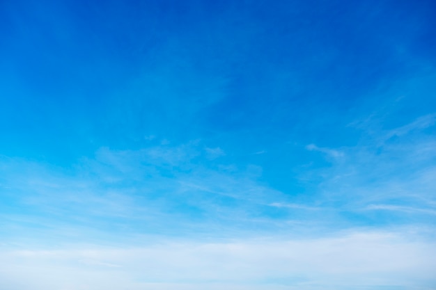 Beau dégradé de ciel du blanc au bleu