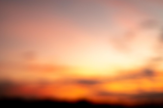 Beau dégradé doux de luxe flou nuages d'or orange et lumière du soleil sur le ciel bleu parfait pour l'arrière-plan à prendre dans everningTwilight Photo de paysage haute définition de grande taille