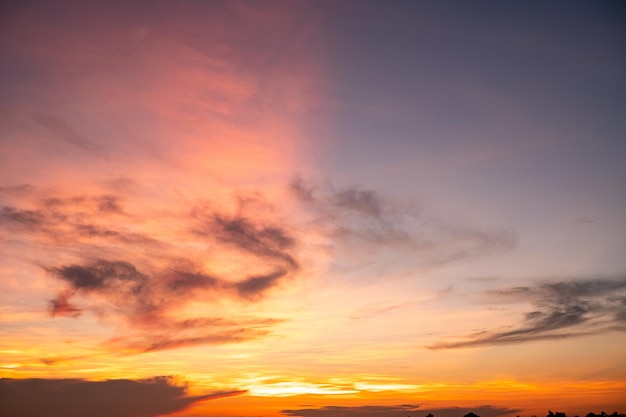 Beau dégradé doux de luxe avec des nuages d'or orange et la lumière du soleil sur le ciel bleu parfait pour l'arrière-plan prendre une photo de paysage haute définition everningmorningTwilight