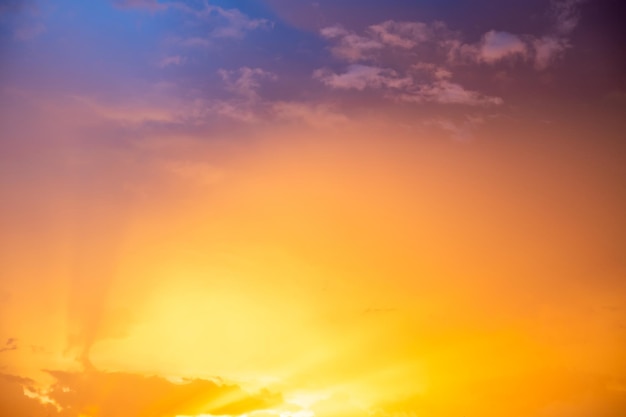 Beau dégradé doux de luxe avec des nuages d'or orange et la lumière du soleil sur le ciel bleu parfait pour l'arrière-plan prendre une photo de paysage haute définition everningmorningTwilight