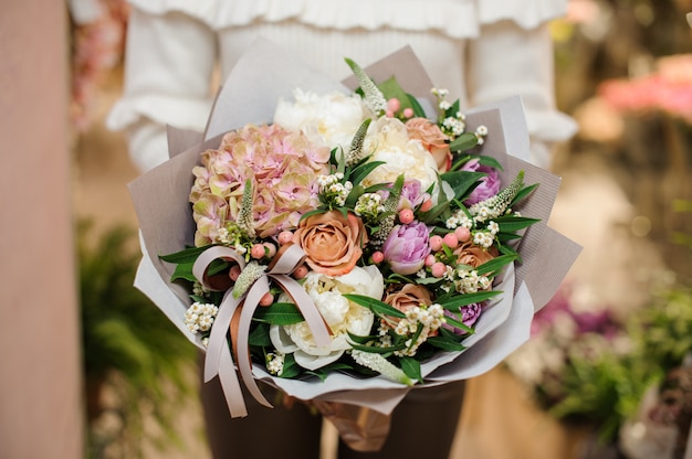 Beau et délicat bouquet de fleurs colorées à la main