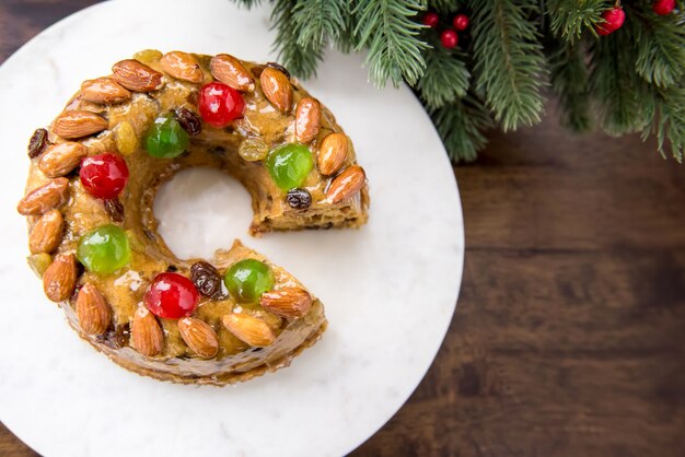 Beau délicieux gâteau de fruits de Noël fait maison sur un plateau blanc