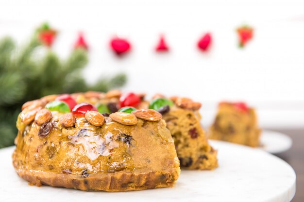 Beau délicieux gâteau de fruits de Noël fait maison sur un plateau blanc