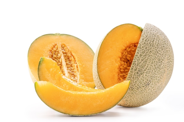 Beau délicieux melon cantaloup juteux tranché, melon, melon de roche isolé sur fond blanc, gros plan, un tracé de détourage, découper.