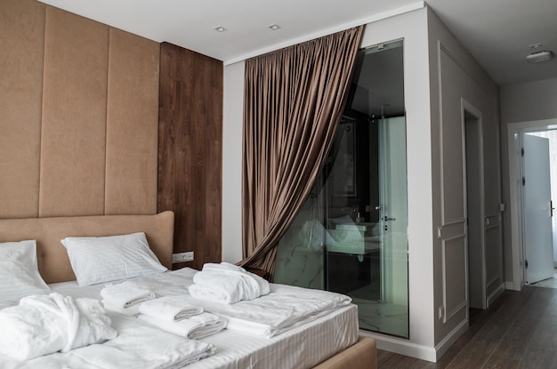 Beau design d'intérieur d'une chambre avec un lit ou un canapé