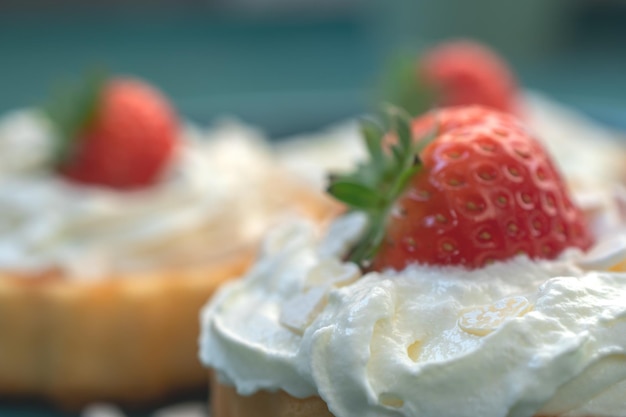 Un beau dessert de génoise et crème aux fraises