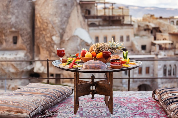 Beau dîner servi en Cappadoce au coucher du soleil surplombant la ville.