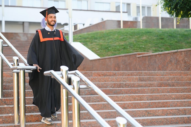 Photo le beau diplômé indien brille à la remise de son diplôme.