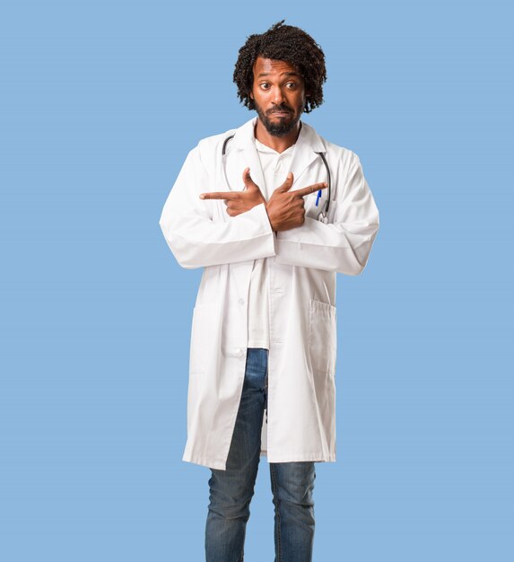 Beau docteur afro-américain homme confus et douteux