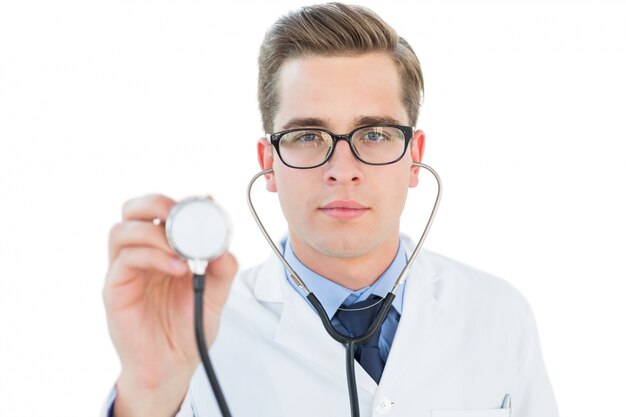 Beau docteur à l&#39;écoute avec stéthoscope