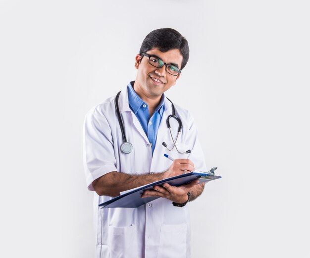 Beau docteur indien avec bloc-notes ou dossier médical ou rapport, isolé sur fond blanc