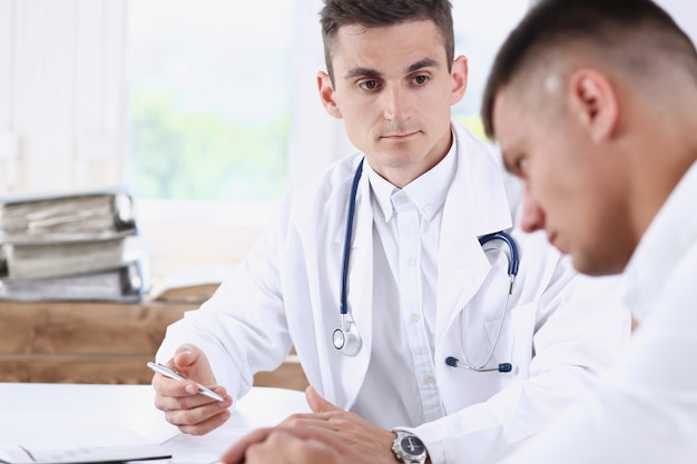 Photo beau docteur en médecine masculine avec