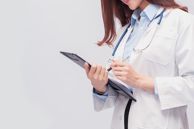 Un beau docteur qui signe pour un patient. Le concept de bonne santé.