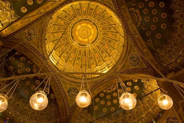 Beau dôme à l'intérieur de la mosquée de Muhammad Ali au coeur de la Citadelle au Caire, Egypte