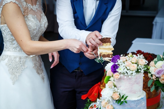 Beau et doux gâteau de mariage pour les jeunes mariés