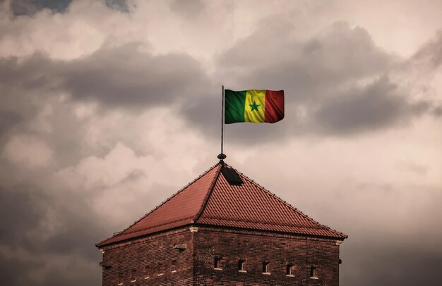 Beau drapeau flottant sur le toit de l'ancienne forteresse