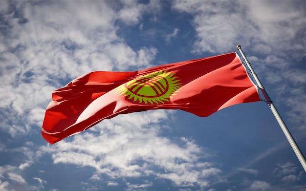 Beau drapeau national du Kirghizistan flottant