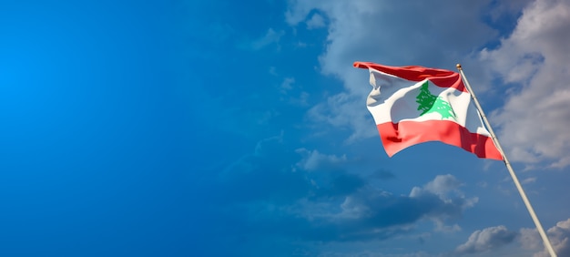 Beau drapeau national du Liban avec un espace vide sur fond large