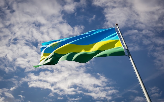 Beau drapeau national du Rwanda flottant sur le ciel bleu