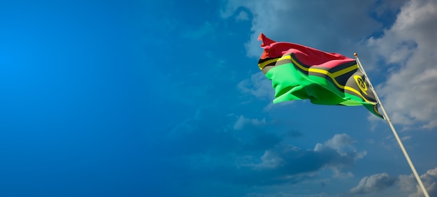 Beau drapeau national du Vanuatu sur ciel bleu