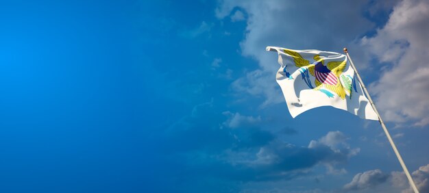 Beau drapeau national des îles Vierges sur ciel bleu