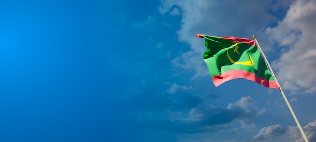 Beau drapeau national de la Mauritanie avec un espace vide sur fond large